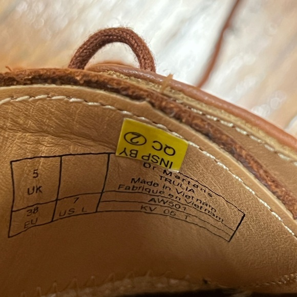 NWOT Dr. Martens Leather Shoes ๐ US7 / EU38 - Picture 4 of 5